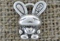 30708 Zawieszka mała króliczek z sercem w kolorze srebrnym 2 szt