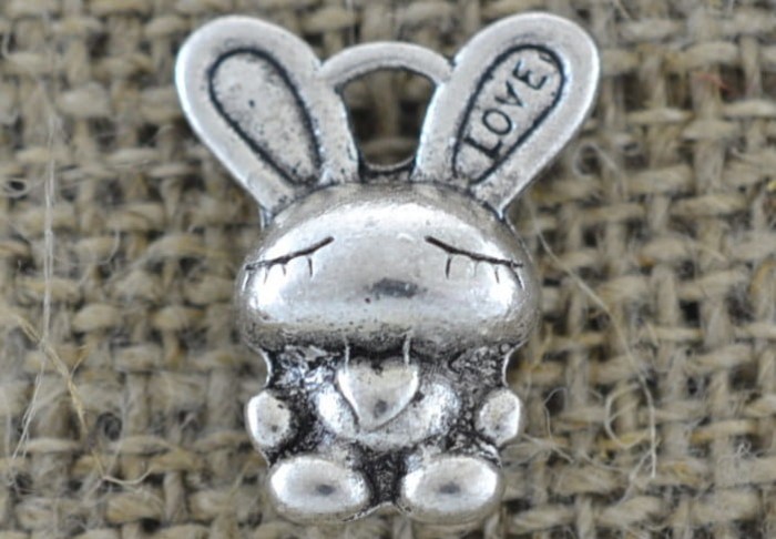 30708 Zawieszka mała króliczek z sercem w kolorze srebrnym 2 szt