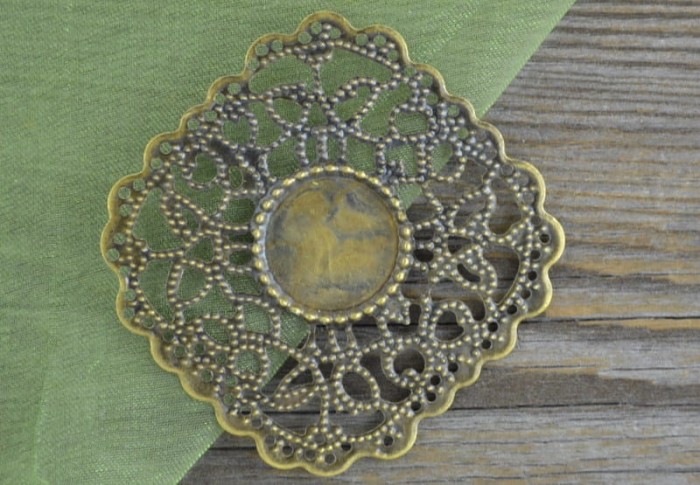 10131 Ozdobna baza medalionu w kolorze brązu na kaboszon 14mm 2szt