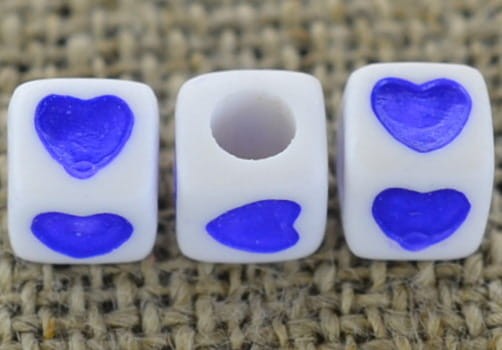 702521 Koralik akrylowy kostka z sercem 7mm granatowa 10szt