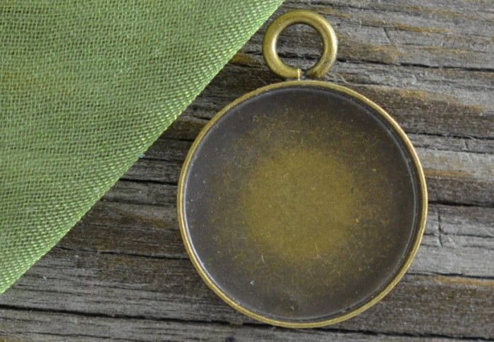 10108 Klasyczna baza medalionu w kolorze brązu na kaboszon 16mm 2szt