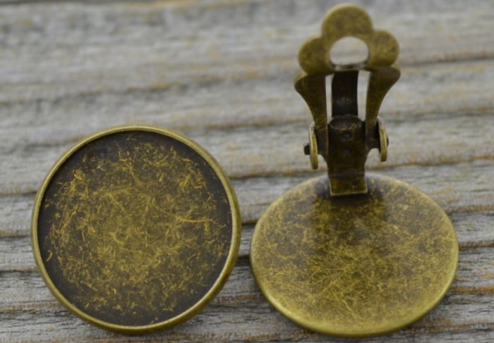 10430 Klasyczna baza klipsa w kolorze brązu na kaboszon 18mm