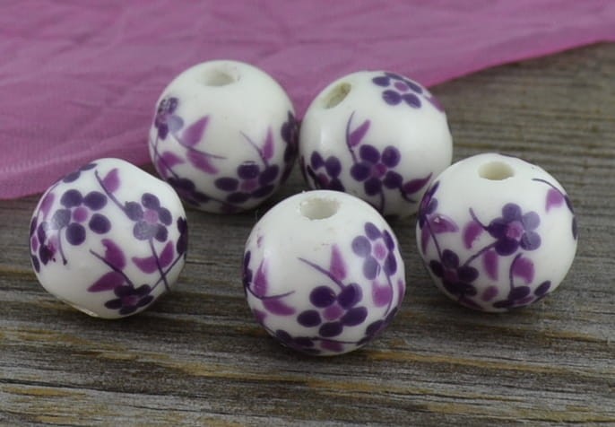 7605225 Koralik porcelanowy okrągły 14mm biały w fioletowe kwiatuszki