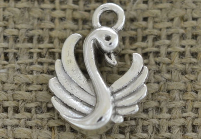 [307406] Zawieszka mała łabędź w kolorze srebrnym