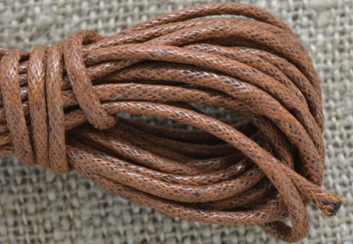 71760 Sznurek woskowany brązowy 2mm 3 metry