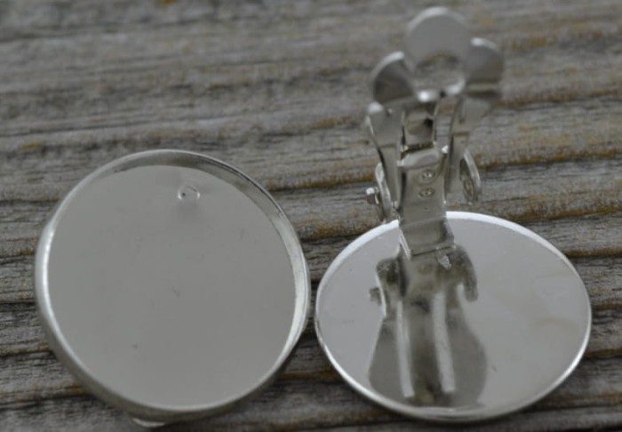 40412 Klasyczna baza klipsa w kolorze srebra na kaboszon 18mm 