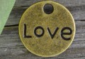 {107169} Zawieszka mała moneta LOVE w kolorze brązu