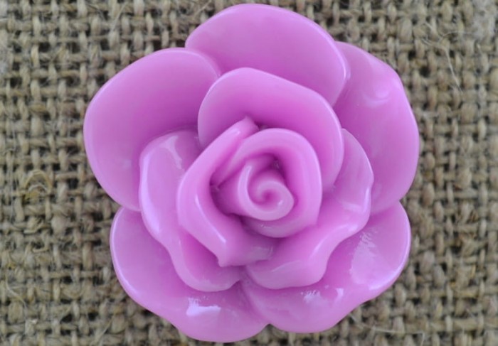 802437 Kaboszon kwiatowy różyczka 26*28mm wrzosowa