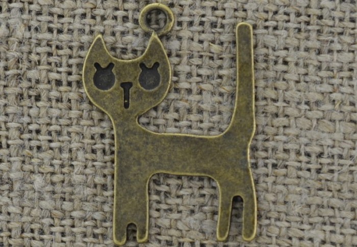  107302 Zawieszka mała kot w kolorze brązu