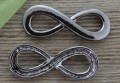 c1201 Element ozdobny łącznik znak nieskończoności w kolorze czarnym