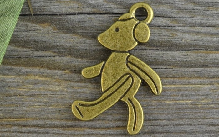 10755 Zawieszka mała miś w kolorze brązu