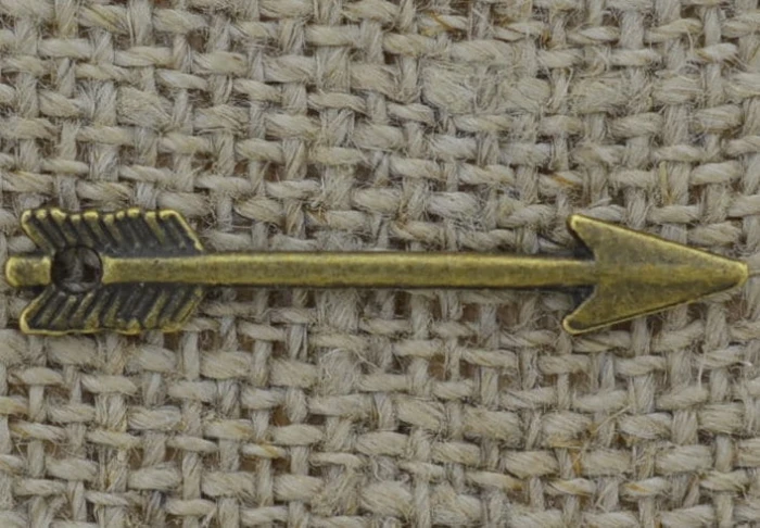 Zawieszka mała strzała kolor brąz 4szt