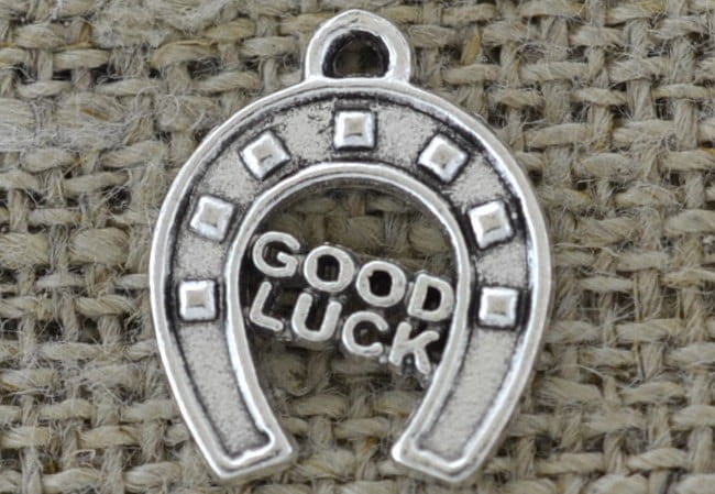 {307312} Zawieszka mała podkowa "GOOD LUCK" w kolorze srebrnym