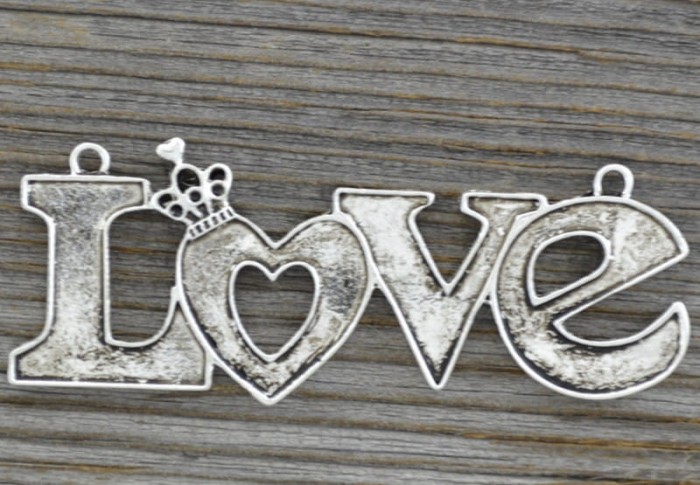 30845 Zawieszka duża love w kolorze starego srebra