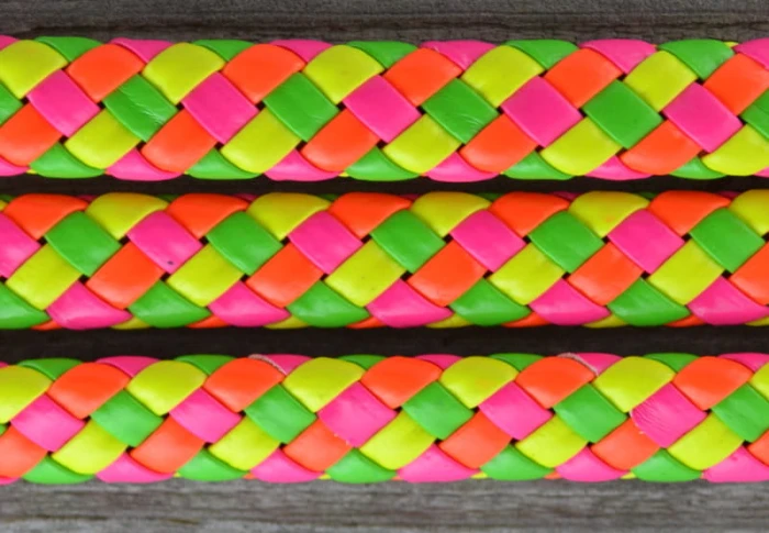 73751 Rzemień pleciony płaski 10*5mm kolorowa szachownica 25cm