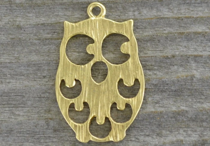 20766 Zawieszka mała sowa ażurowa w kolorze złotym