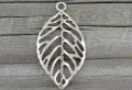 30868 Zawieszka duża liść w kolorze srebrnym