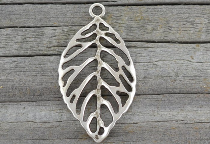 30868 Zawieszka duża liść w kolorze srebrnym