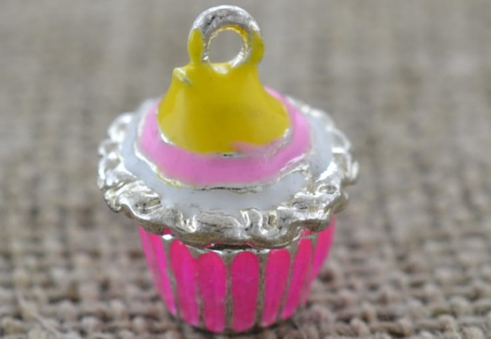 70924 Zawieszka akrylowa muffinek różowy