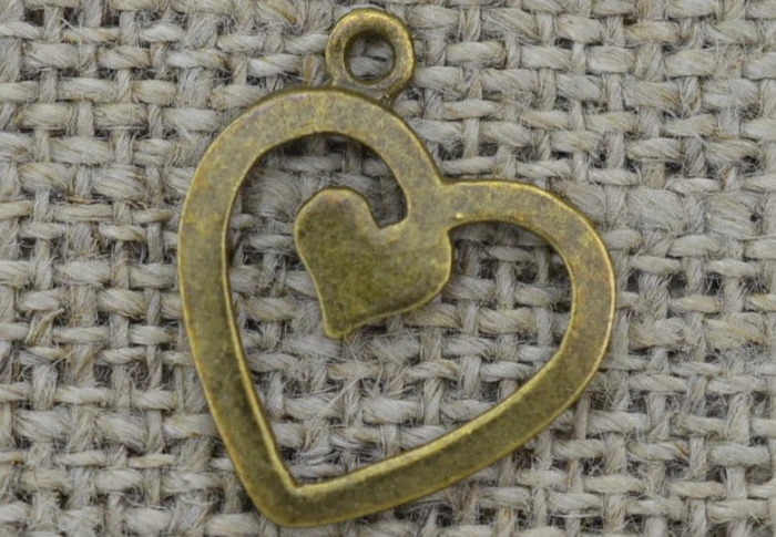 10789 Zawieszka mała obwódka serca w kolorze brązu