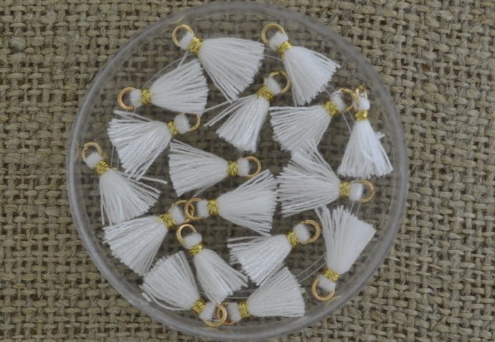 [207100] Zawieszka mała frędzel kolor biały