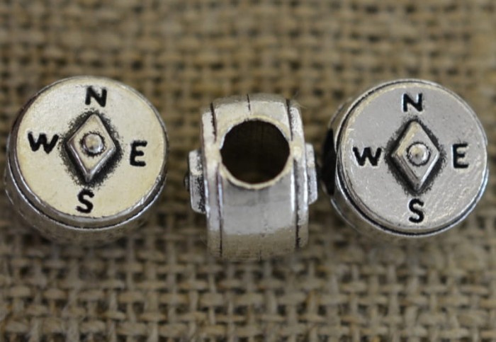 312162 Koralik modułowy kompas w kolorze srebrnym