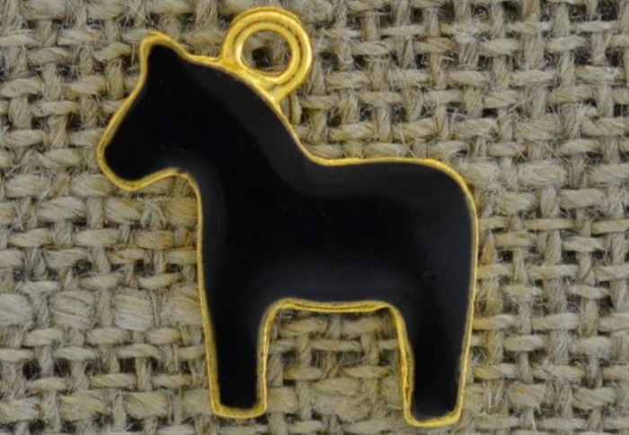 70724 Zawieszka emaliowana konik w kolorze czarnym