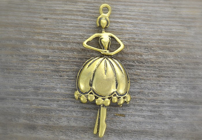 20820 Zawieszka duża baletnica w kolorze złotym