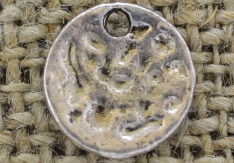 307293 Zawieszka mała moneta w kolorze srebrnym 10mm 5szt