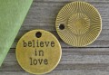 {107179} Zawieszka mała BELIEVE IN LOVE w kolorze brązu