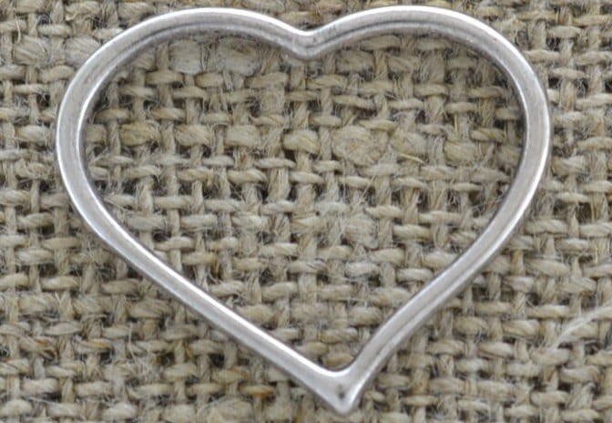 307263 Zawieszka mała obwódka serca w kolorze srebra