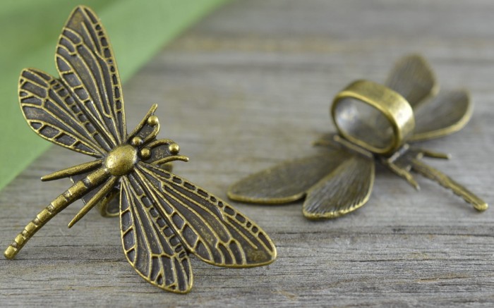 10827 Zawieszka duża ważka w kolorze brązu 