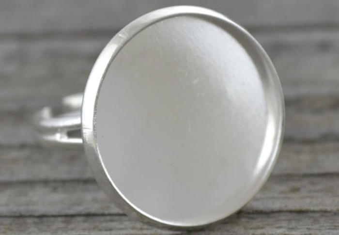 50320 Klasyczna baza pierścionka w kolorze srebra na kaboszon 18mm