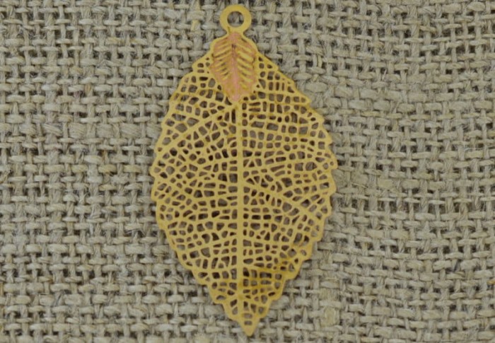 [20738] Zawieszka mała liść ażurowy w kolorze złotym