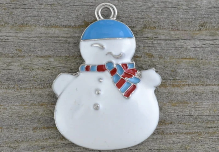 ś07148 Zawieszka emaliowana bałwanek w kolorze srebrnym