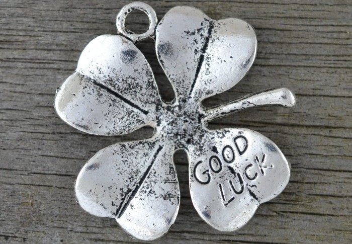 {30838} Zawieszka duża koniczynka GOOD LUCK w kolorze starego srebra