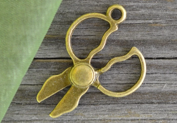 {107180} Zawieszka mała nożyczki w kolorze brązu 2szt 