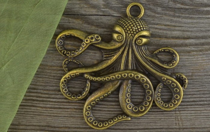 10843 Zawieszka duża ośmiornica w kolorze brązu 