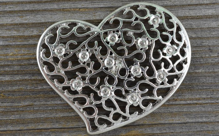 30804 Zawieszka duża serce ażurowe z kwiatuszkami w kolorze srebrnym 