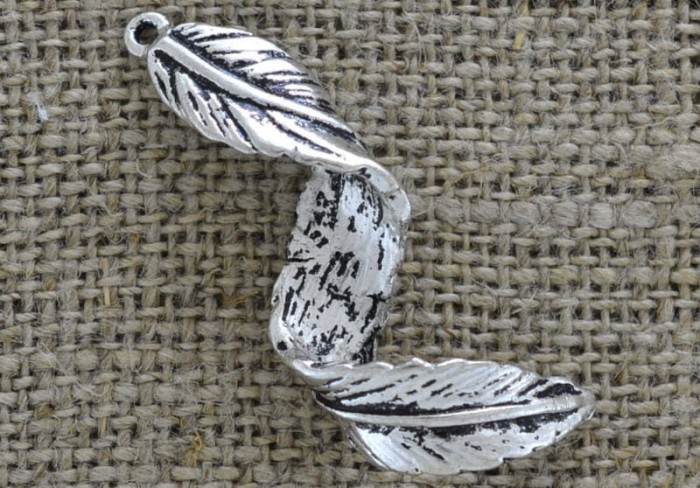 30820 Zawieszka duża pióro w kolorze srebrnym