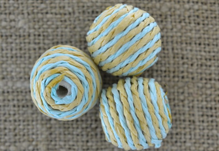  87387 Koraliki drewniane beżowo-błękitne 22mm