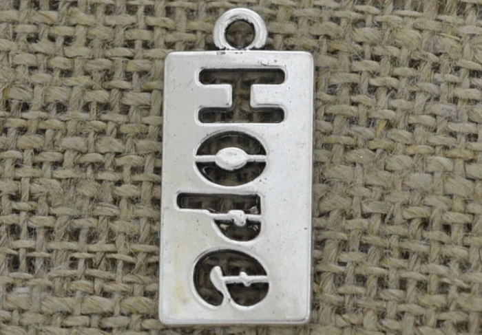 [307403] Zawieszka mała z napisem "Hope" w kolorze srebrnym