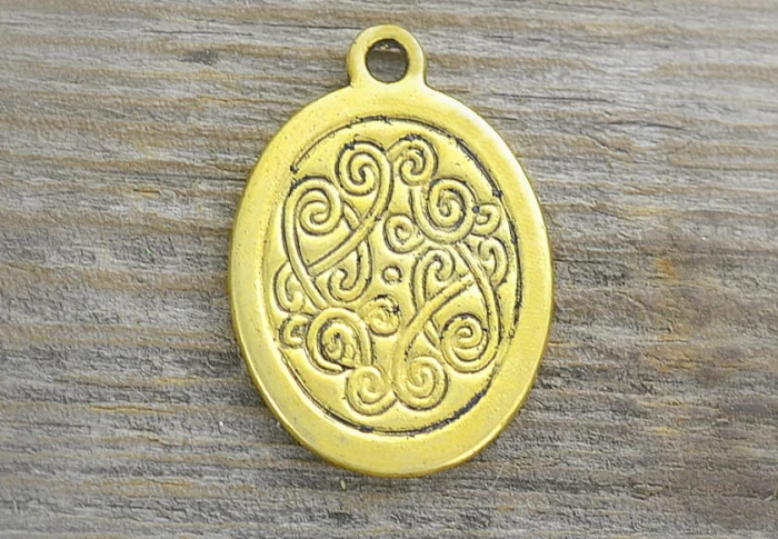 20750 Zawieszka mała owalna ze wzorkiem w kolorze złotym 2szt