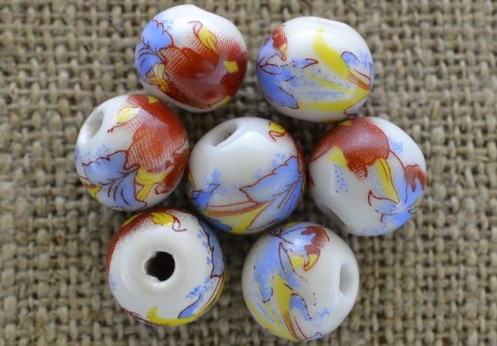 7605108 Koralik porcelanowy okrągły 12mm kwiaty czekoladowe