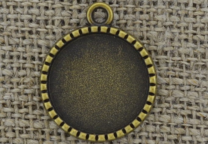 101181 Ozdobna baza medalionu w kolorze brązu na kaboszon 18mm