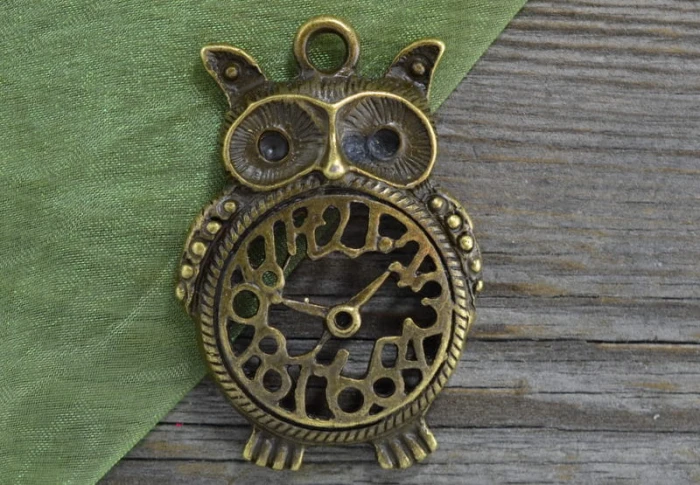 10869 Zawieszka duża zegar w sowie w kolorze brązu 