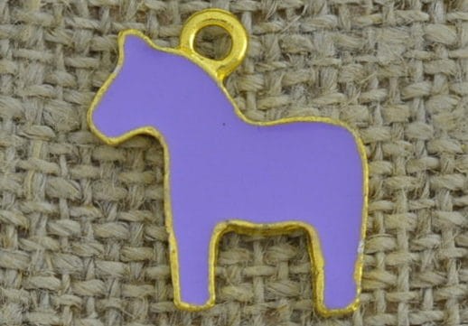 Zawieszka emaliowana konik w kolorze wrzosowym