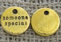[207133] Zawieszka mała moneta z napisem "Someone special" w kolorze złotym
