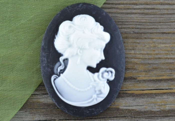 03610 Kamea klasyczna biała na czarnym tle 18*25mm