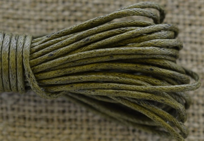 71789 Sznurek woskowany w kolorze zgniłej zieleni 1,5mm 4 metry